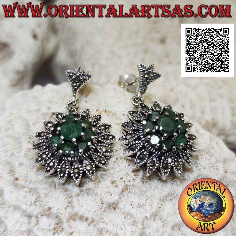 Boucles d'oreilles en argent en forme de fleur de Dahlia avec des émeraudes rondes et des marcassites sertis