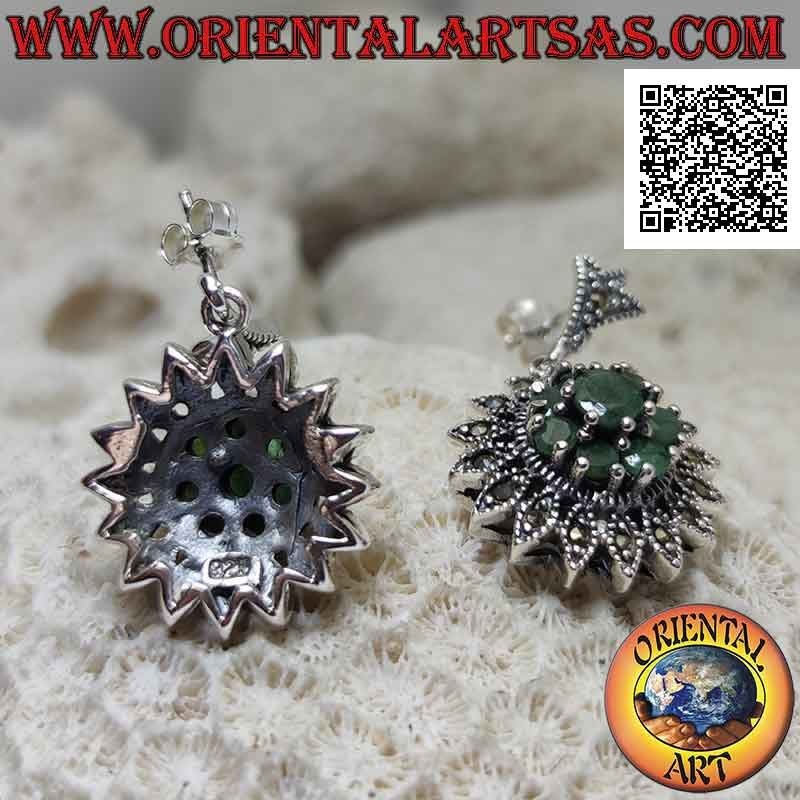 Pendientes de plata en forma de flor de Dalia con esmeraldas redondas engastadas y marcasitas