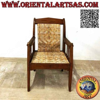 Poltrona bassa da salotto antica coloniale in legno di teak con seduta e schienale in paglia di vienna