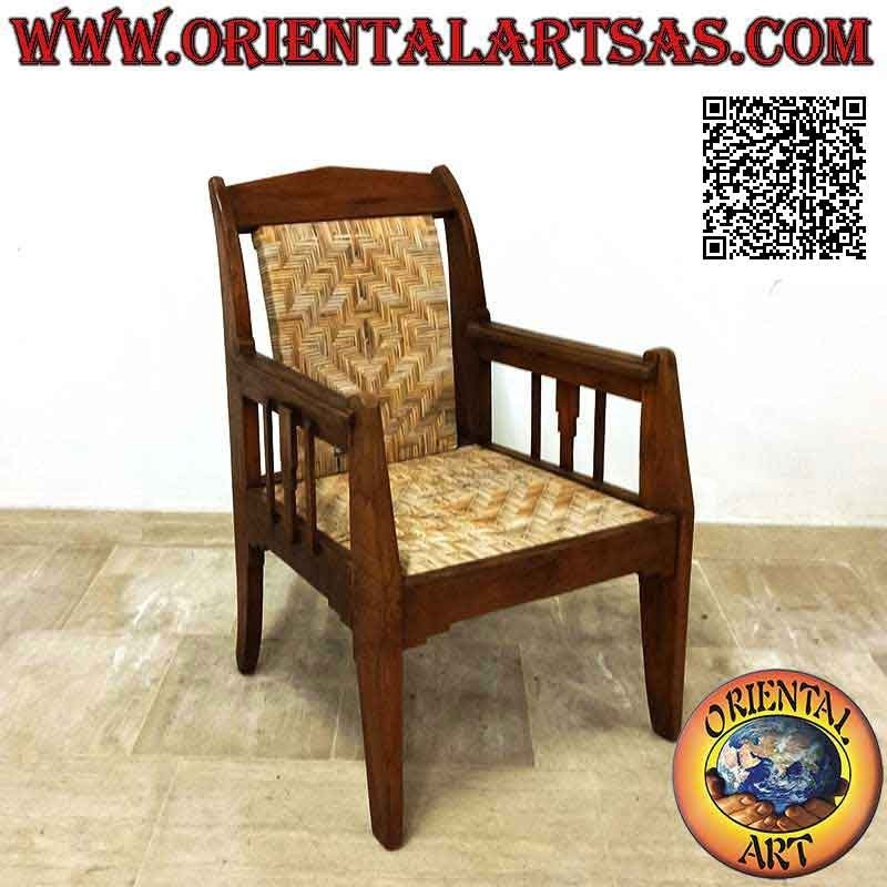 Sillón de salón colonial antiguo en madera de teca con asiento y respaldo de paja vienesa