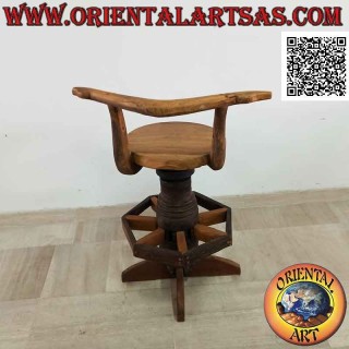 Sgabello girevole con schienale realizzato con antichi pezzi di un carro in legno massiccio