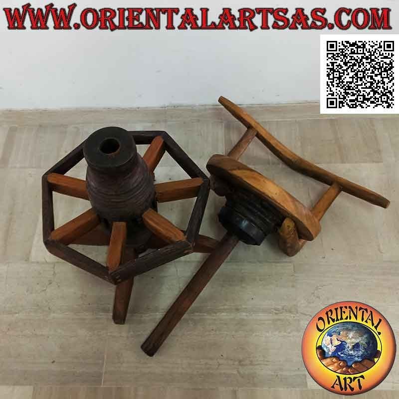 Sgabello girevole con schienale realizzato con antichi pezzi di un carro in legno massiccio