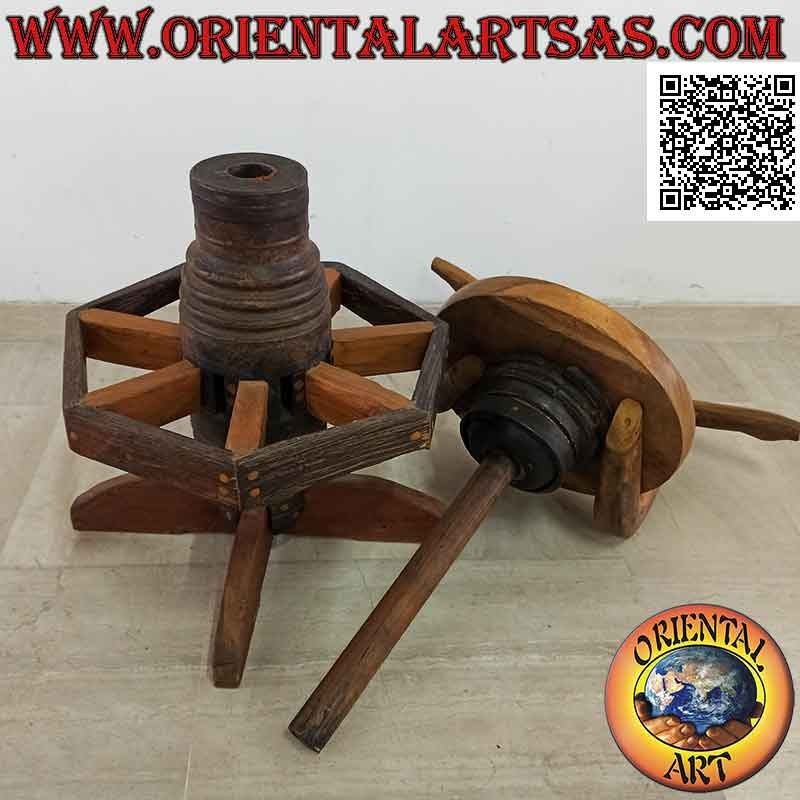 Sgabello girevole con schienale realizzato con antichi pezzi di un carro in legno massiccio