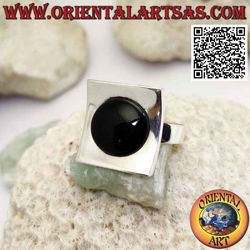 Anello in argento liscio quadrato concavo con onice tonda cabochon centrale