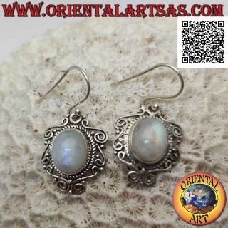 Orecchini in argento con pietra di luna arcobaleno ovale cabochon contornata da intreccio e greche traforate
