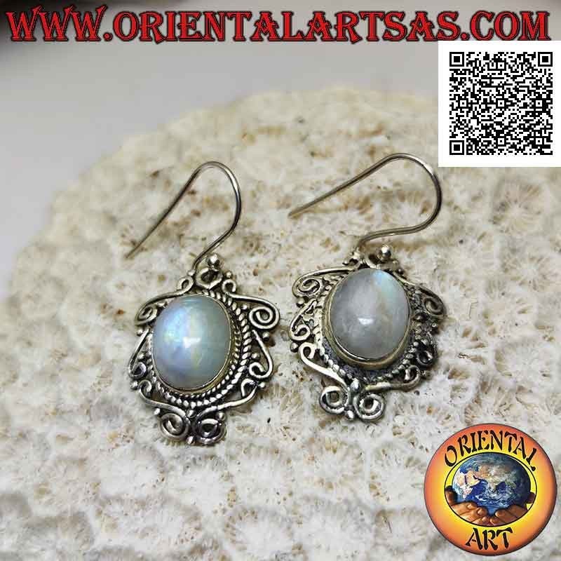 Pendientes de plata con piedra lunar arcoíris ovalada cabujón rodeada de trastes griegos entrelazados y perforados