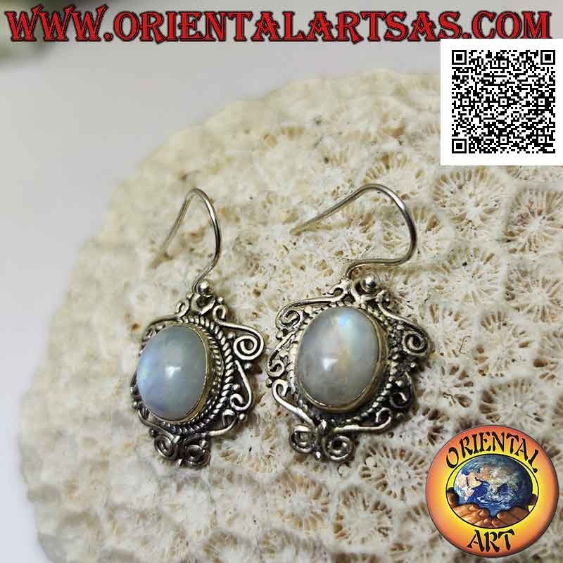 Pendientes de plata con piedra lunar arcoíris ovalada cabujón rodeada de trastes griegos entrelazados y perforados