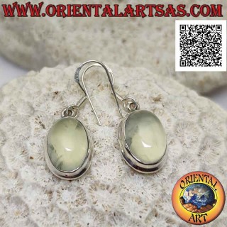 Silberohrringe mit ovalem Cabochon-Mondstein auf glatter Fassung