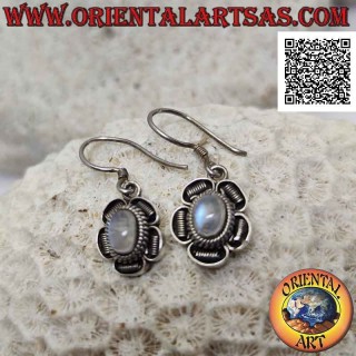 Boucles d'oreilles fleur en argent avec cabochon ovale pierre de lune arc-en-ciel et décoration bas-relief