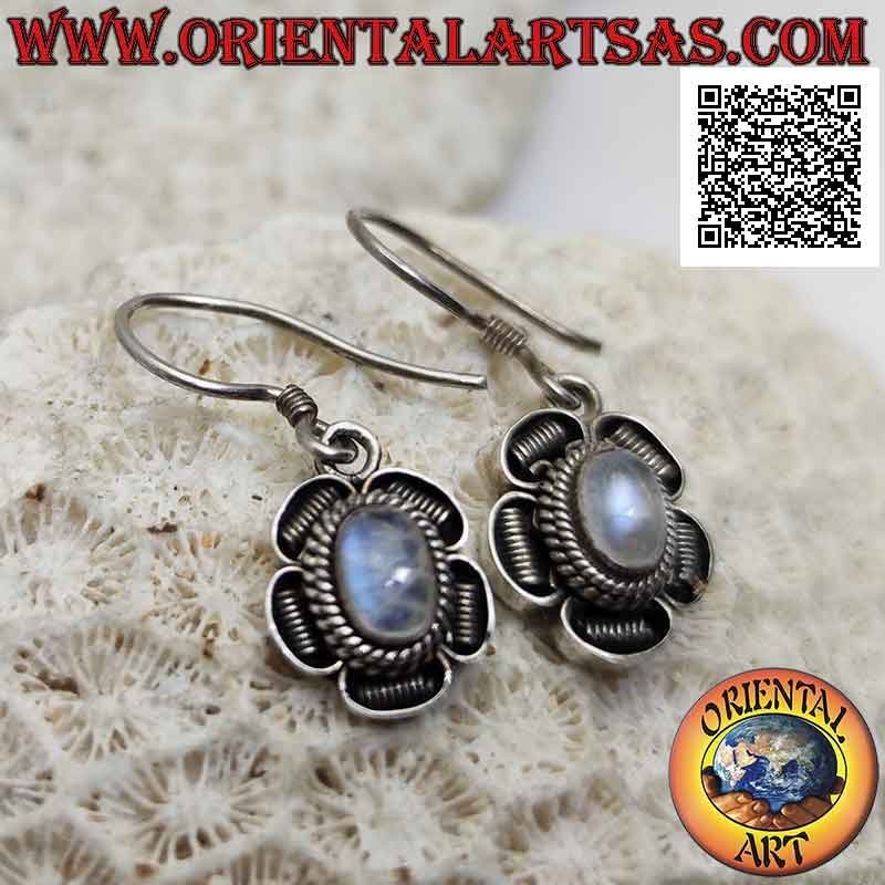Boucles d'oreilles fleur en argent avec cabochon ovale pierre de lune arc-en-ciel et décoration bas-relief