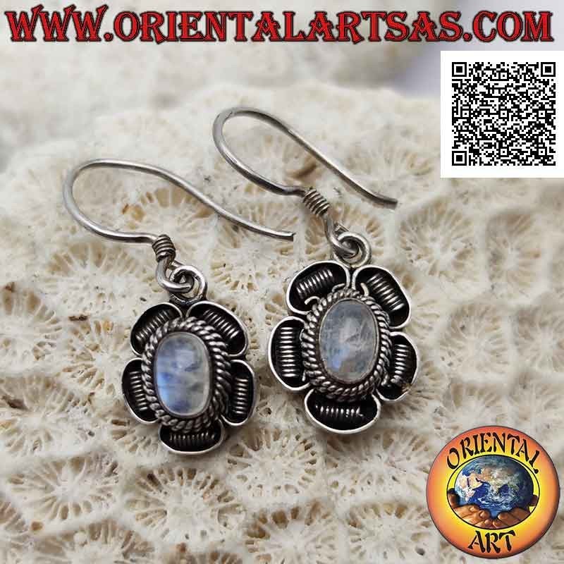 Pendientes de flor de plata con piedra lunar arcoíris ovalada cabujón y decoración en bajorrelieve