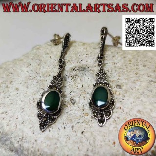 Pendientes de plata con ágata verde ovalada al ras con el borde en un marco tachonado de marcasita