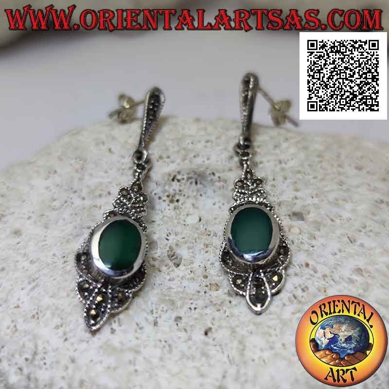 Boucles d'oreilles en argent avec agate verte ovale au ras du bord sur une monture cloutée de marcassite