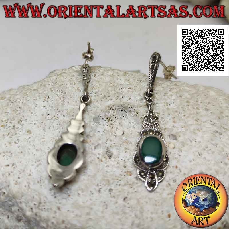 Boucles d'oreilles en argent avec agate verte ovale au ras du bord sur une monture cloutée de marcassite