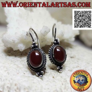 Orecchini in argento con corniola ovale cabochon contornata da intreccio e tris di palline sopra e sotto