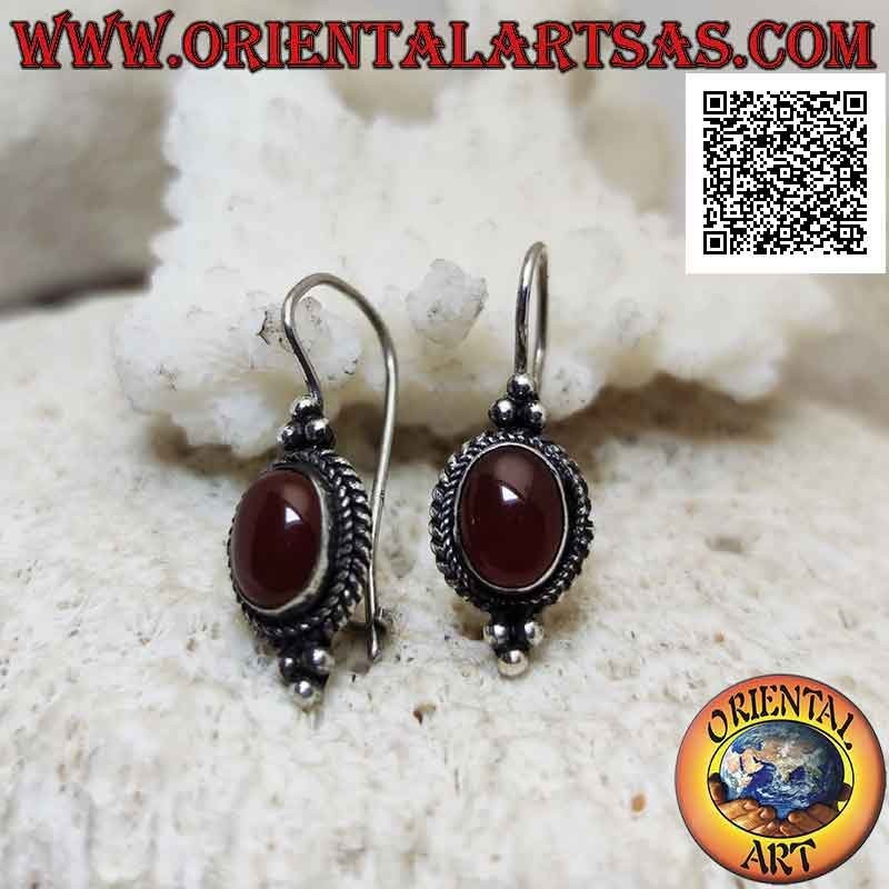 Silberohrringe mit ovalem Cabochon-Karneol, umgeben von Verflechtungen und drei Kugeln oben und unten