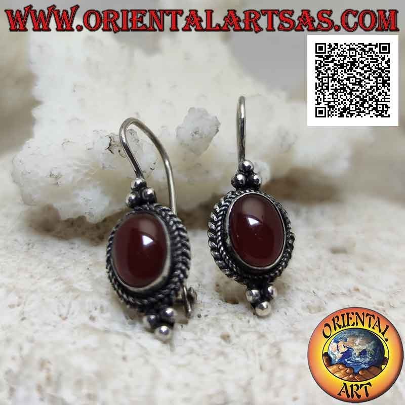 Orecchini in argento con corniola ovale cabochon contornata da intreccio e tris di palline sopra e sotto