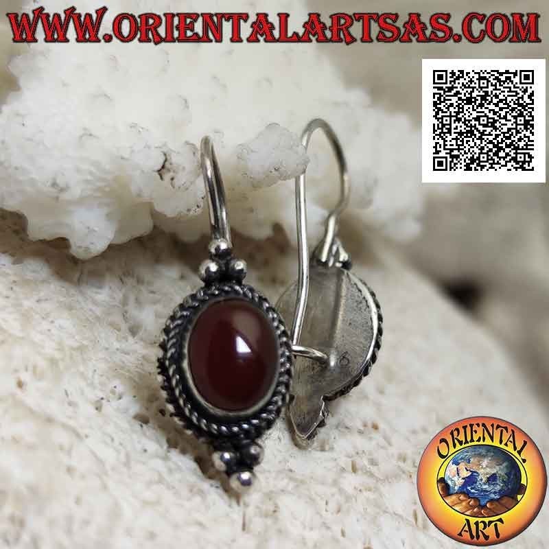 Boucles d'oreilles en argent avec cabochon ovale cornaline entouré d'entrelacs et trio de boules dessus et dessous