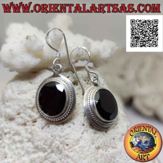 Orecchini in argento con granato naturale ovale sfaccettato e bordo liscio largo con intreccio