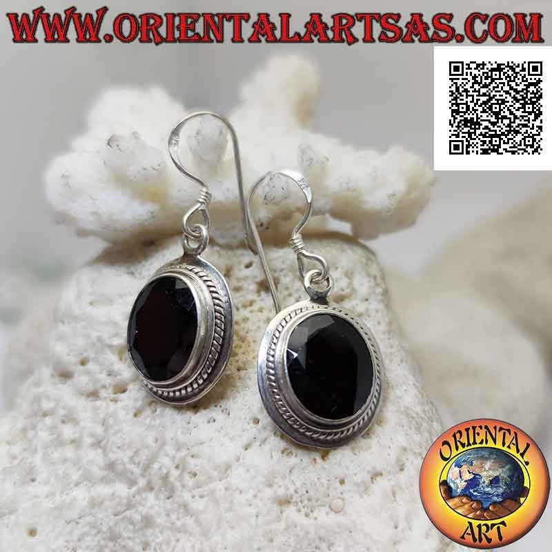 Pendientes de plata con granate natural ovalado facetado y borde ancho liso con entretejido