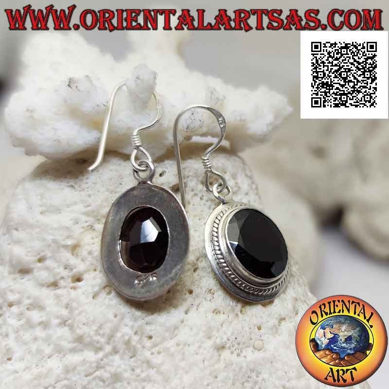Orecchini in argento con granato naturale ovale sfaccettato e bordo liscio largo con intreccio