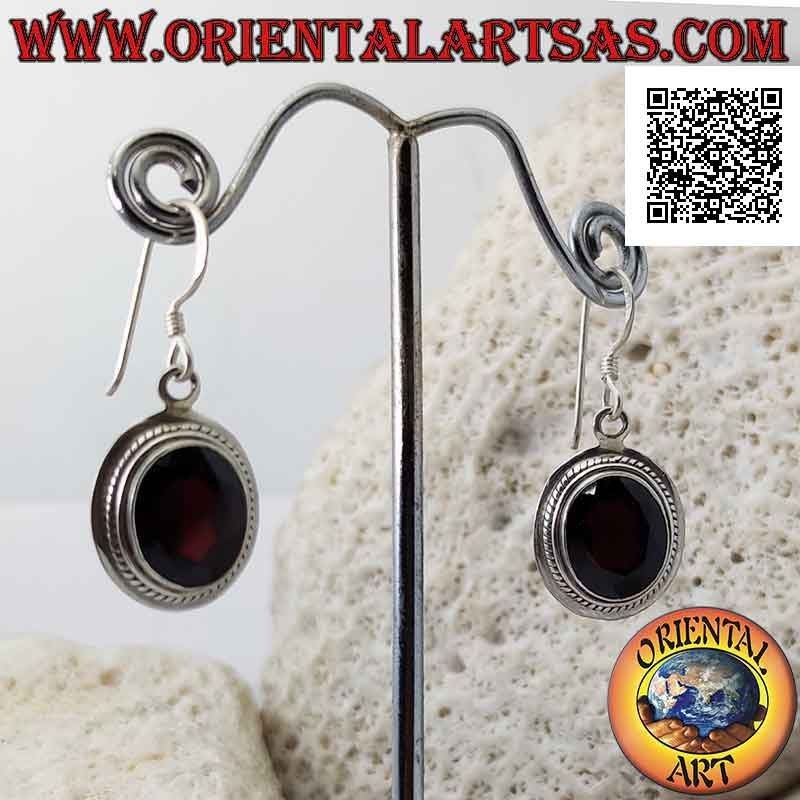 Boucles d'oreilles en argent avec grenat naturel ovale facetté et large bord lisse avec entrelacement
