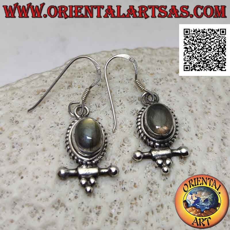 Pendientes de plata con labradorita ovalada cabujón rodeada de entrelazado y palo con bolas debajo