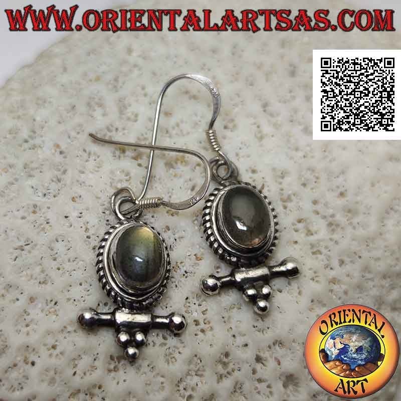 Boucles d'oreilles en argent avec cabochon ovale labradorite entouré d'entrelacs et bâton avec boules en dessous