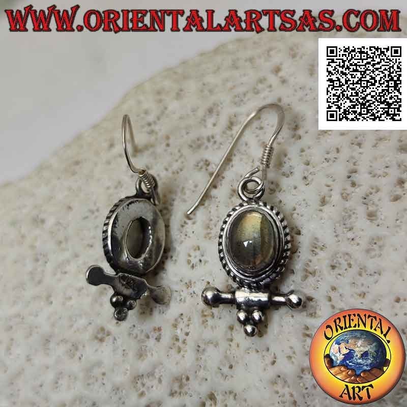 Silberohrringe mit ovalem Cabochon-Labradorit, umgeben von Interlacing und mit Kugeln darunter