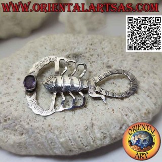 Spilla in argento a forma di scorpione inciso con ametista naturale ovale tra le chele