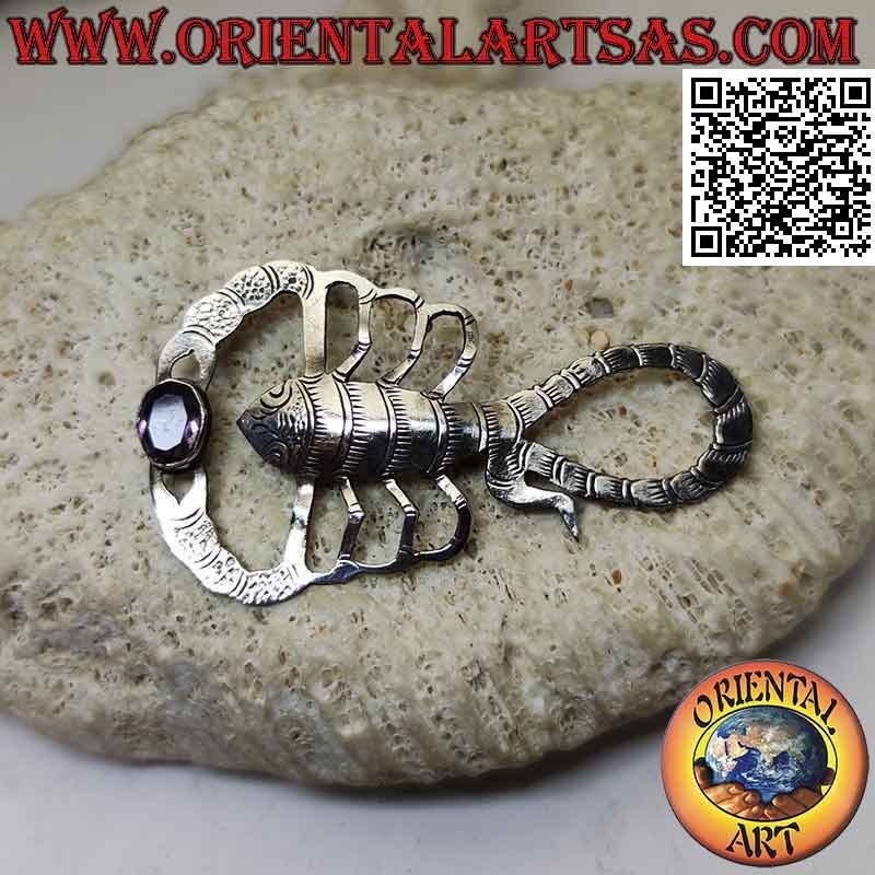 Spilla in argento a forma di scorpione inciso con ametista naturale ovale tra le chele