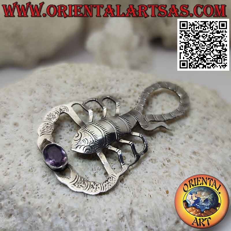 Spilla in argento a forma di scorpione inciso con ametista naturale ovale tra le chele