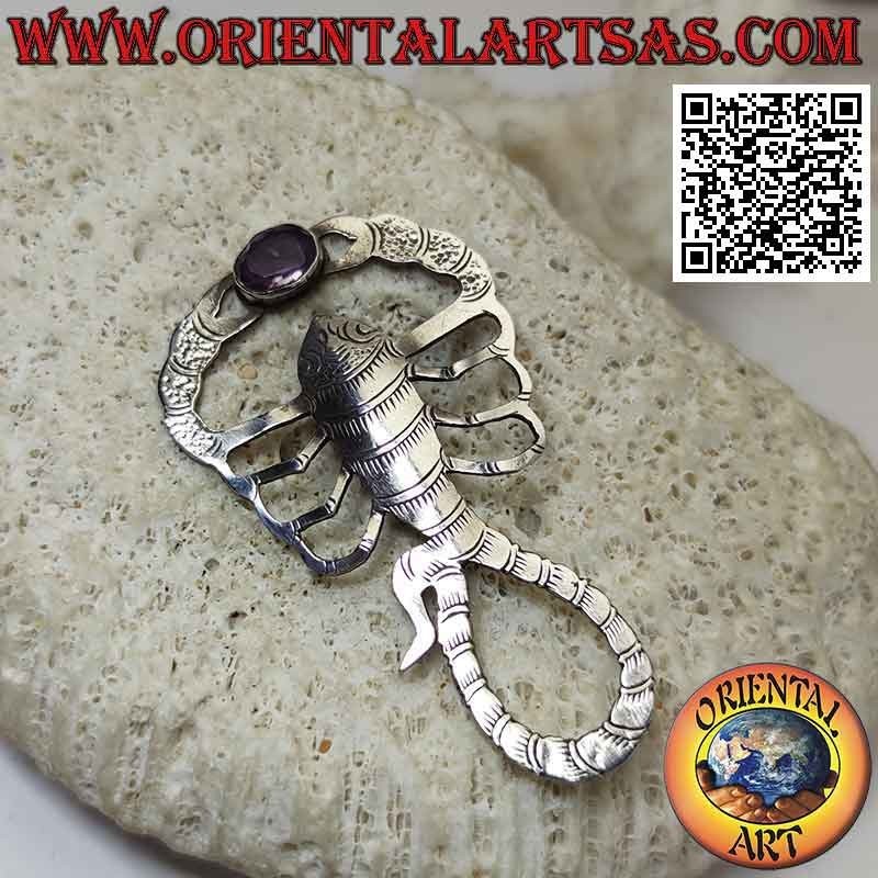 Broche en argent en forme de scorpion gravée d'améthyste ovale naturelle entre les griffes