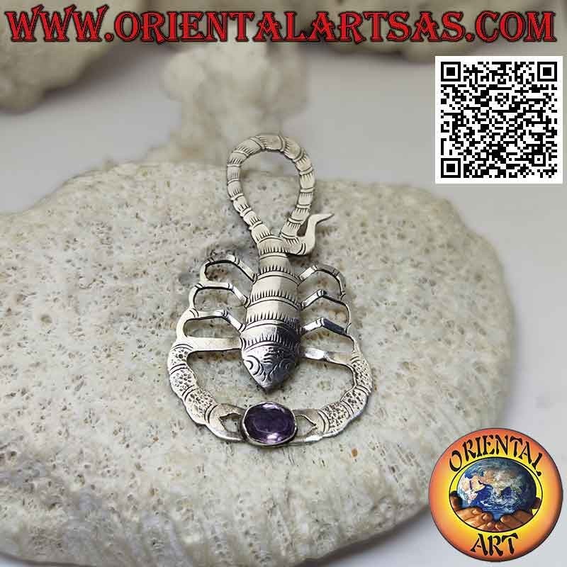 Broche de plata en forma de escorpión grabado con amatista ovalada natural entre las garras