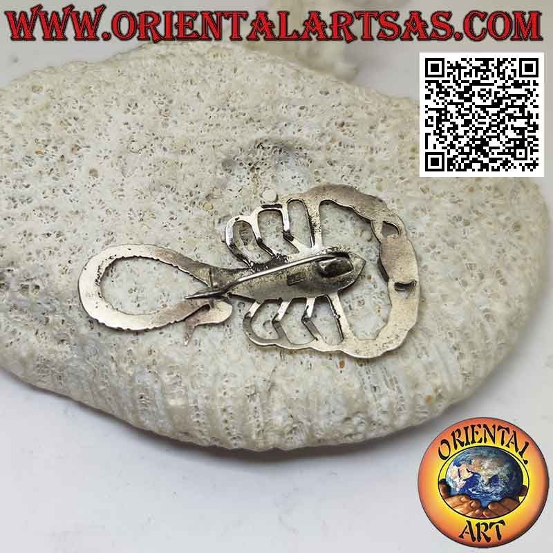 Broche en argent en forme de scorpion gravée d'améthyste ovale naturelle entre les griffes