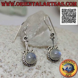 Boucles d'oreilles en argent avec une pierre de lune cabochon ronde entourée de boules attachées par deux petits arcs
