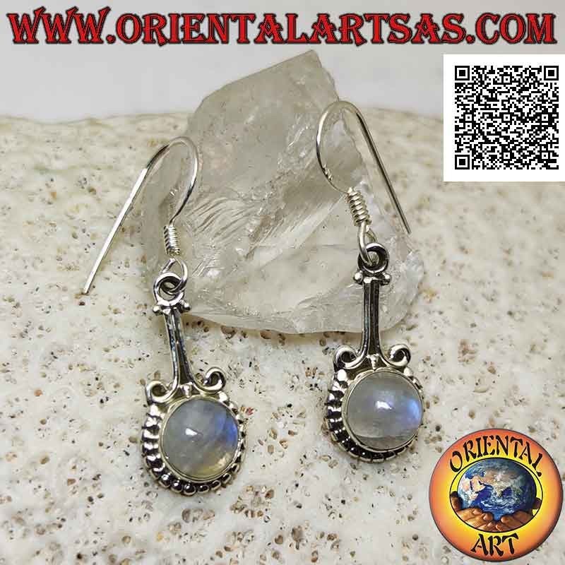 Boucles d'oreilles en argent avec une pierre de lune cabochon ronde entourée de boules attachées par deux petits arcs