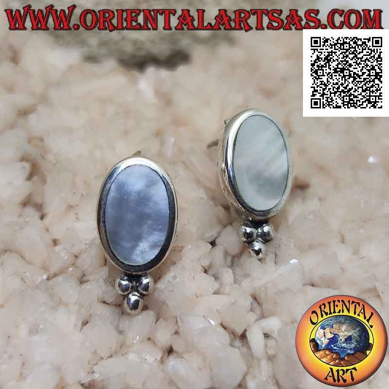 Boucles d'oreilles lobe en argent avec nacre ovale avec bord lisse et trio de boules en dessous