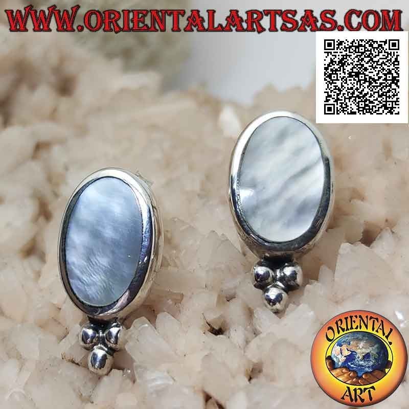 Boucles d'oreilles lobe en argent avec nacre ovale avec bord lisse et trio de boules en dessous