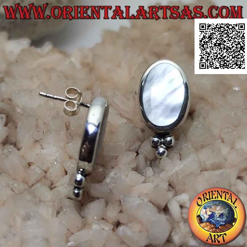 Pendientes lóbulos de plata con nácar ovalado con borde liso y trío de bolas debajo