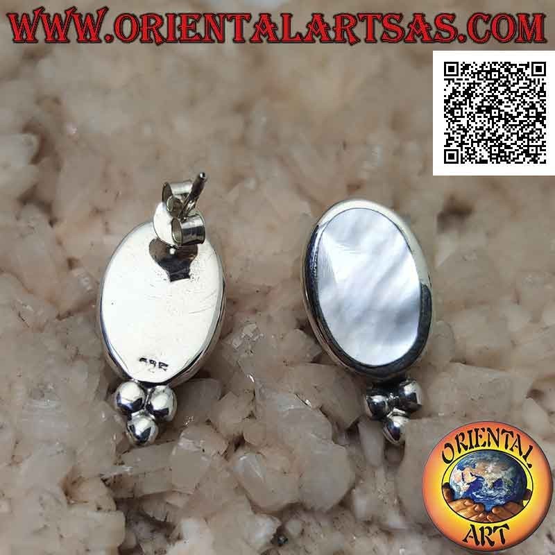 Boucles d'oreilles lobe en argent avec nacre ovale avec bord lisse et trio de boules en dessous