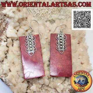 Pendientes de palanca de plata con placa rectangular de coral rojo (coral) y decoración en la parte superior