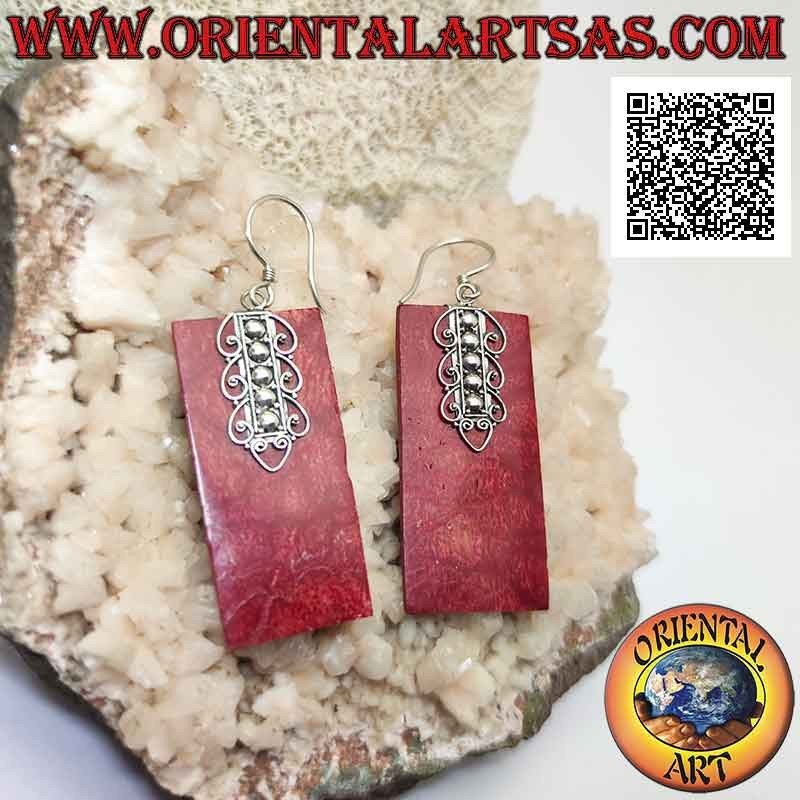 Pendientes de palanca de plata con placa rectangular de coral rojo (coral) y decoración en la parte superior