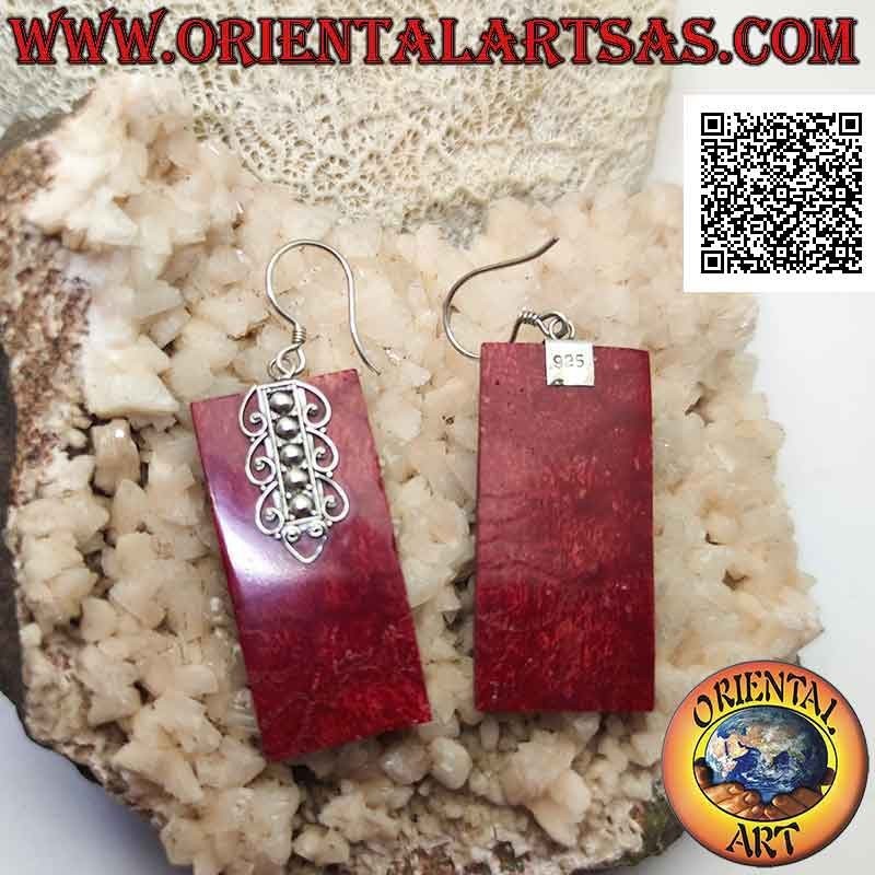 Pendientes de palanca de plata con placa rectangular de coral rojo (coral) y decoración en la parte superior