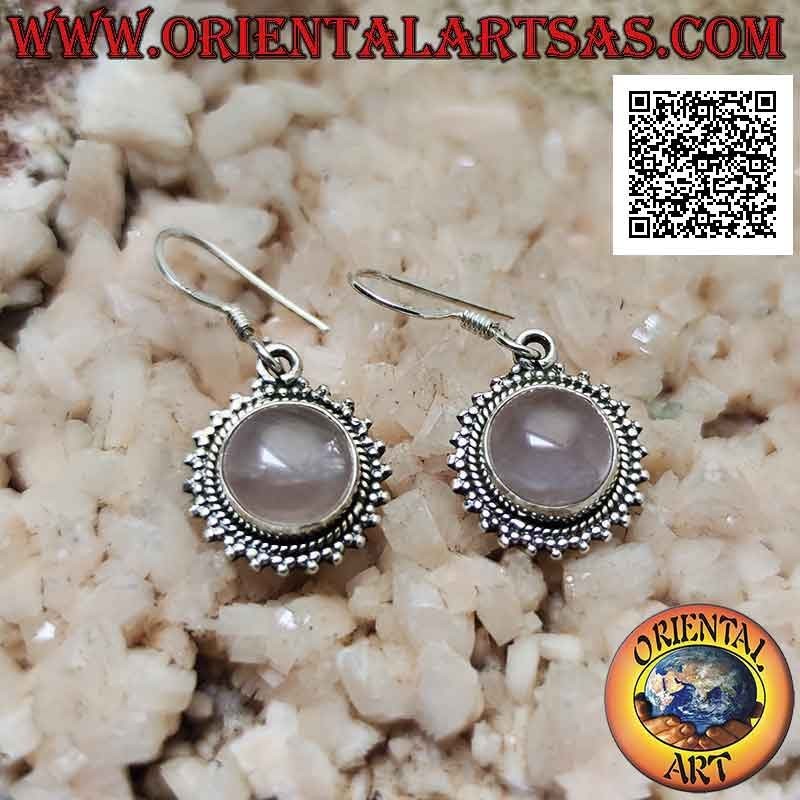 Silberne Ohrringe mit rundem Cabochon-Rosenquarz und einem Rahmen aus drei glatten Kugeln