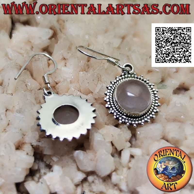 Orecchini in argento con quarzo rosa tondo cabochon e cornice di tris di palline lisce