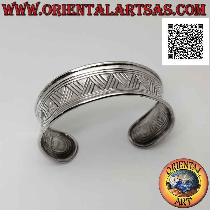 Wide concave 925 ‰ silver rigid bracelet with quadruple broken line engraved