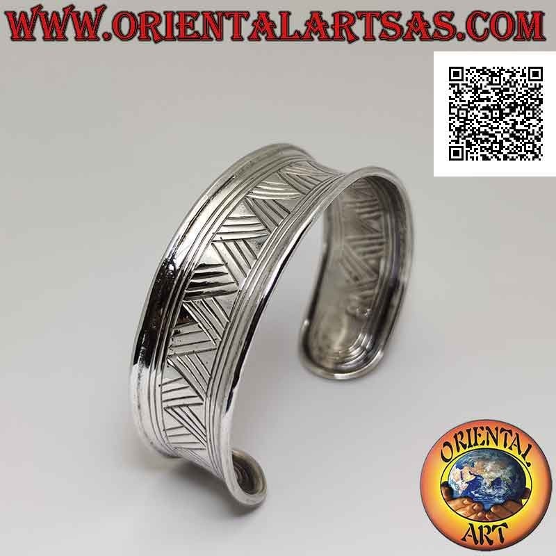 Wide concave 925 ‰ silver rigid bracelet with quadruple broken line engraved