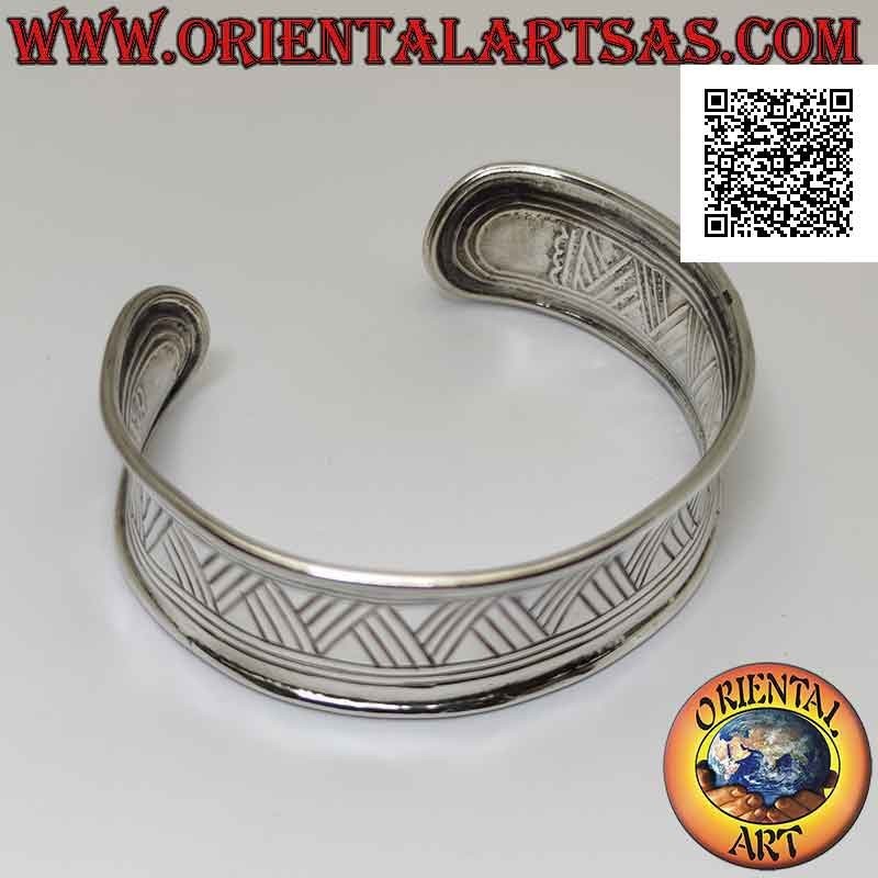 Bracciale rigido in argento 925‰ largo concavo con quadrupla linea spezzata incisa (21 mm)