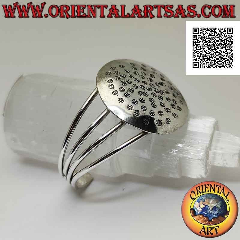 Bracciale rigido in argento 925‰ a scudo tondo liscio con cerchietti incisi a mano